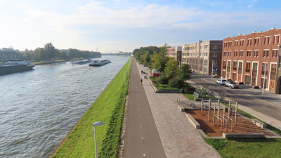 912012 Gezicht over het Amsterdam-Rijnkanaal te Utrecht met enkele binnenvaartschepen, vanaf de Dafne Schippersbrug met ...